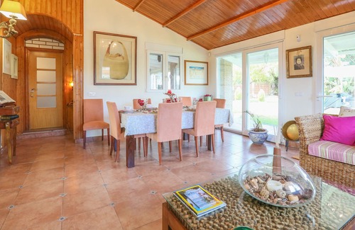 Aljaraque House | CASA AZUL - SUITE VERDE - Fantastic room with private bathroom, shared pool and free WiFi.