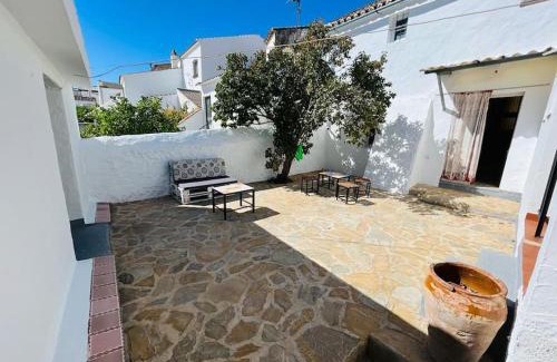 Canete la Real House | Casa Béjar, Tranquila casa con chimenea, patios, junto a la piscina
