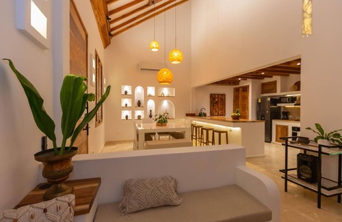 Espinal House | Casa Bali Castillo View – Private Pool & Rooftop, Near Historic Center