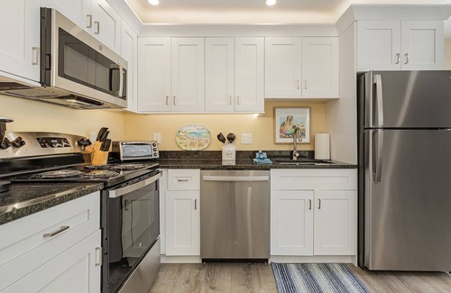Mid Island Apartment | CASA BELLA" B" - 1 Bed/1 Bath STEPS TO THE BEACH - Sleeps 2