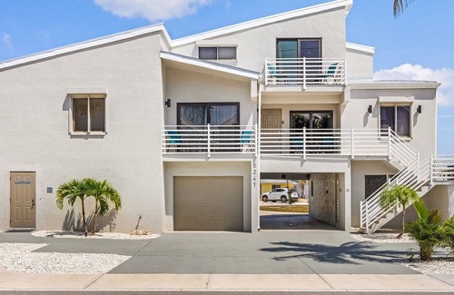 Mid Island Apartment | CASA BELLA" B" - 1 Bed/1 Bath STEPS TO THE BEACH - Sleeps 2