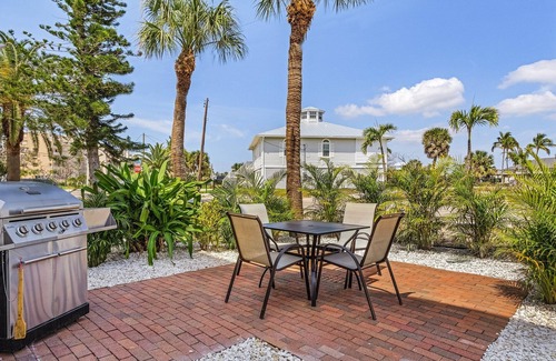 Mid Island Apartment | CASA BELLA" B" - 1 Bed/1 Bath STEPS TO THE BEACH - Sleeps 2