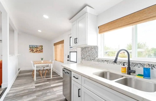 Joshua Tree House | Casa Blanca. Modern Home with Hot Tub. Central to everything.