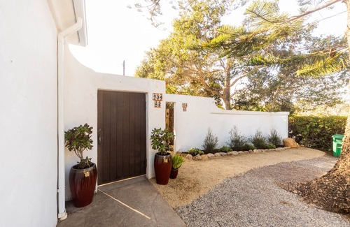 Montecito Cottage | Casa Blanca Retreat- New Montecito Casitas- 5 min to Beach!