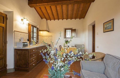 Grassina House | Casa Bonannia A: A cheerful one-story apartment in the characteristic style of the Tuscan countryside.