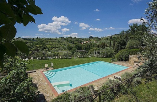 Grassina House | Casa Bonannia P: A bright two-story apartment in the characteristic style of the Tuscan countryside.