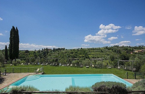 Grassina House | Casa Bonannia P: A bright two-story apartment in the characteristic style of the Tuscan countryside.