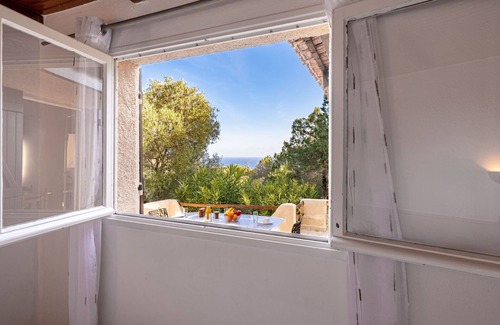 Santa Giulia House | Casa Cala Rossa by Interhome