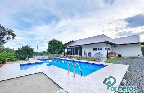 Pereira House | Casa Campestre En Via Principal Por Parceros Group