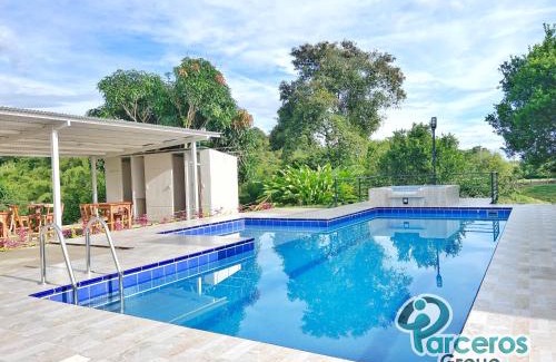 Pereira House | Casa Campestre En Via Principal Por Parceros Group