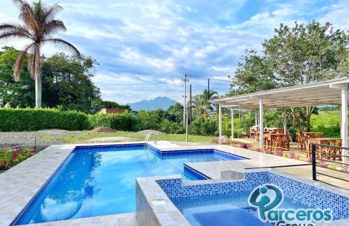 Pereira House | Casa Campestre En Via Principal Por Parceros Group