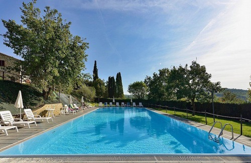 Popoltaio-Schiacciato House | Casa Caprifoglio G: A characteristic and welcoming two-story apartment that is part of a villa surrounded by the greenery, with Free WI-FI.