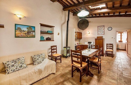 Popoltaio-Schiacciato House | Casa Caprifoglio I: A characteristic and welcoming apartment that is part of an ancient country house surrounded by the greenery, with Free WI-FI.