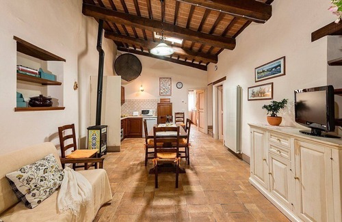 Popoltaio-Schiacciato House | Casa Caprifoglio I: A characteristic and welcoming apartment that is part of an ancient country house surrounded by the greenery, with Free WI-FI.