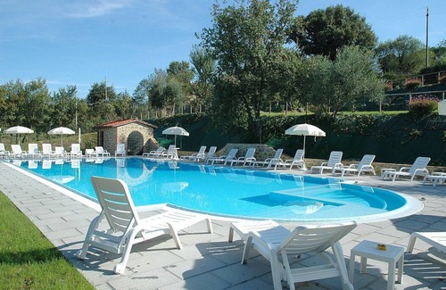Popoltaio-Schiacciato House | Casa Caprifoglio I: A characteristic and welcoming apartment that is part of an ancient country house surrounded by the greenery, with Free WI-FI.