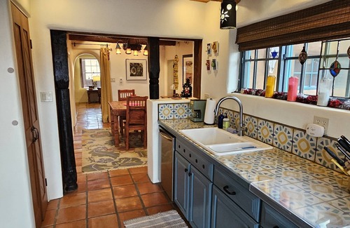 Taos House | Casa Carlos Authentic Historic Adobe -Walk to Plaza -Hot Tub- Mini Split A/C