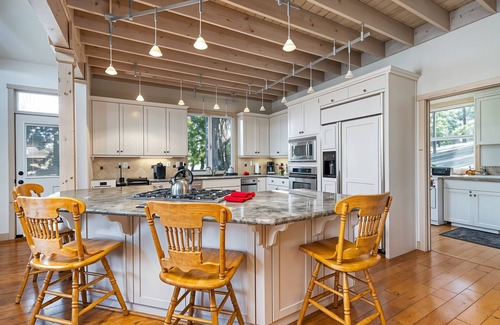Groveland House | Casa Cassaretto - This Beautiful Lakefront Home is Only 50 yards from Marina Beach by Yosemite Region Resorts