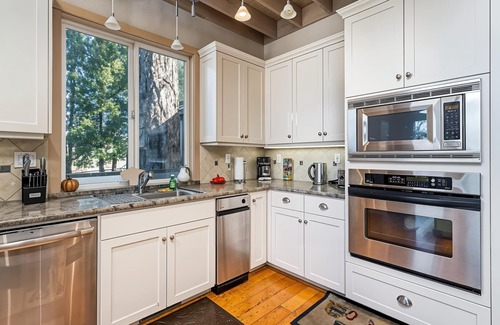 Groveland House | Casa Cassaretto - This Beautiful Lakefront Home is Only 50 yards from Marina Beach by Yosemite Region Resorts