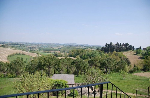 Castelfiorentino House | Casa Cassiodoro C: A welcoming apartment surrounded by meadows and by green hills, with Free WI-FI.