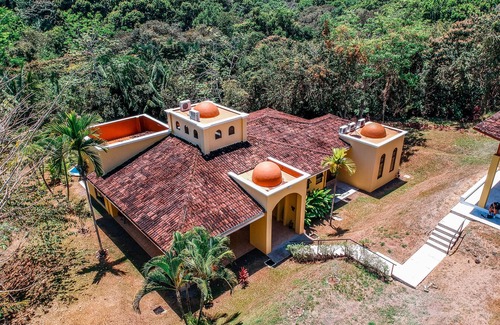 Esterillos Oeste House | Casa Colibri - Hidden Gem with spacious rooms