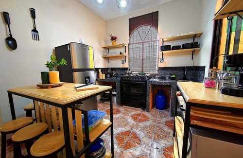 Mazatenango House | Casa Completa con A/C- Parqueos Gratis - 7 min. Plaza Americas- Mazatenango.