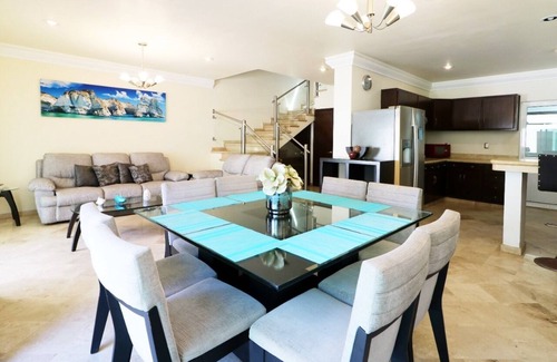 Zona Dorada House | Casa con alberca privada a unos pasos del mar
