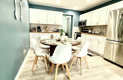 Westgate House | Casa Cool Breeze your family’s perfect escape in sunny West Palm Beach!