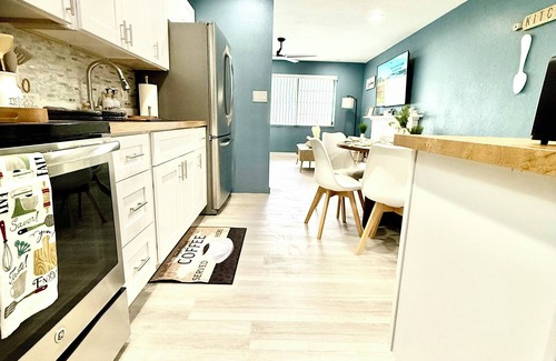 Westgate House | Casa Cool Breeze your family’s perfect escape in sunny West Palm Beach!