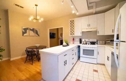 Albany Apartment | Casa Coquette+King Bed w/En Suite+Center Sq 2 min