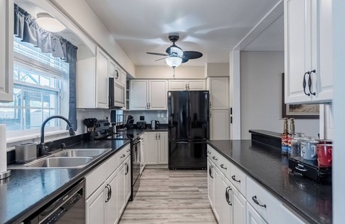 Lakeland House | Casa Corona-Del-Mar, A Pool Home Getaway