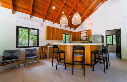 Playa Guiones House | CASA COSTA | SPACIOUS 4-BED BY MAIN BEACH ENTRANCE