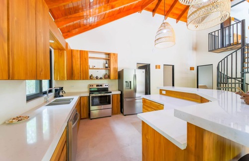 Playa Guiones House | CASA COSTA | SPACIOUS 4-BED BY MAIN BEACH ENTRANCE