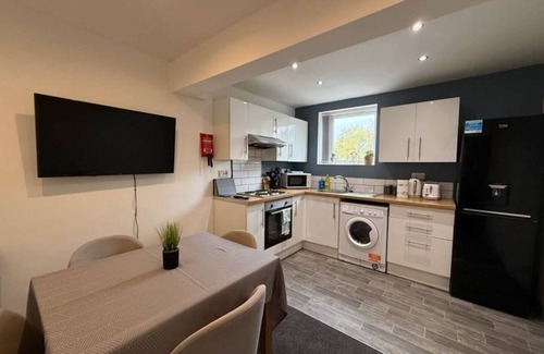 Rusholme Apartment | Casa Cove 2BR Flat Free Parking, 5 min to Hospital