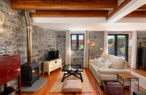 Prazeres House | Casa da Raposeira by An Island Apart
