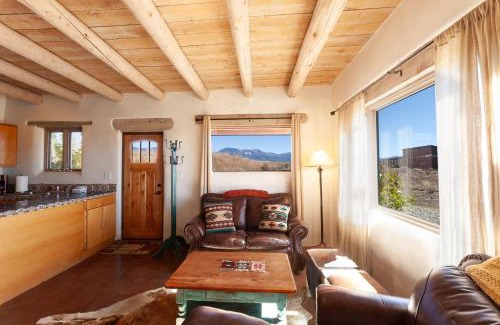 Arroyo Hondo House | Casa de Alfarero - Hot Tub - EV Charger - Gas Grill - Mountain Views