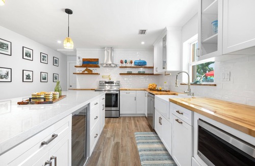 New Town House | CASA DE CANAL ~ 3 BR, 2 Ba. Canal Front Home!