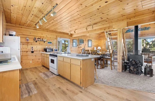 Oak Shores Cabin | Casa de Corona Lake House with Fireplace & Grill