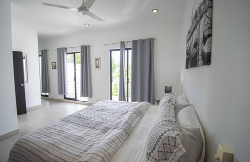 Ferrocarrilera House | Casa de Flamingos * Neighborhood living close to the Malecon