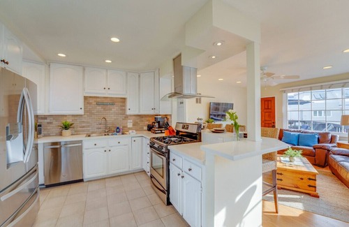 South Mission Beach Apartment | Casa de la Playa! Steps to Ocean and Boardwalk, Parking, Outdoor dining!