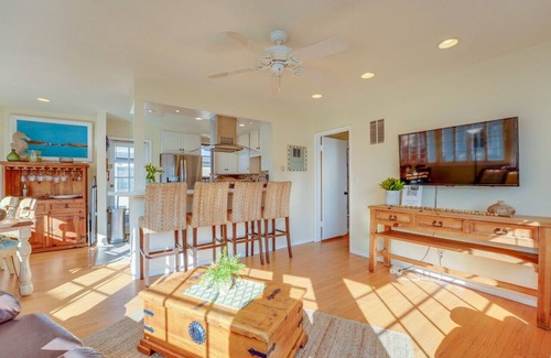South Mission Beach Apartment | Casa de la Playa! Steps to Ocean and Boardwalk, Parking, Outdoor dining!