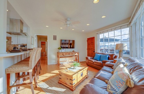 South Mission Beach Apartment | Casa de la Playa! Steps to Ocean and Boardwalk, Parking, Outdoor dining!