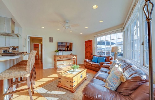 South Mission Beach Apartment | Casa de la Playa! Steps to Ocean and Boardwalk, Parking, Outdoor dining!