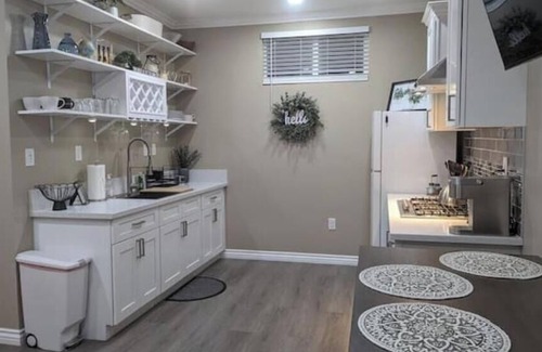 Southwest Anaheim Apartment | Casa De La Torre Bungalow [Tower House Bungalow]