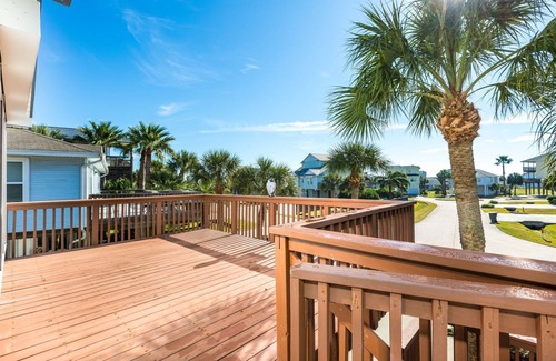 Pirates Beach House | Casa de Reyes | Spacious Deck, Near Beach
