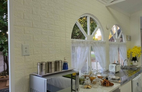 Farrarmere Cottage | Casa de Santos B&B Cosy Cottage - close to OR Tambo Airport