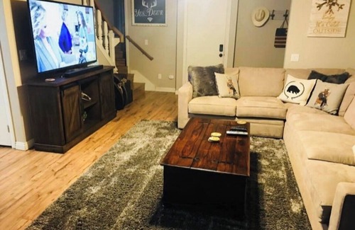 Fox Farm House | Casa de Shalom Hot Tub, BBQ, WiFi & Alexa!