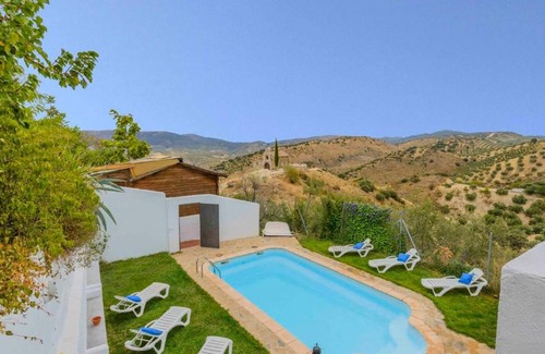 Algarinejo Villa | Casa Dehesa de las Casas Algarinejo by Ruralidays