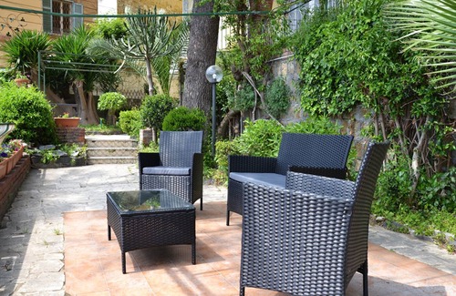 Vomero Apartment | Casa del Cedro superior apartment with private garden on the Gulf of Naples.