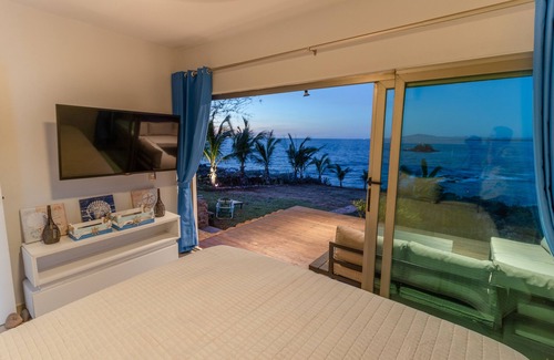 Punta Prieta House | Casa del Faro: Beautiful beachfront house. Private space with beach access