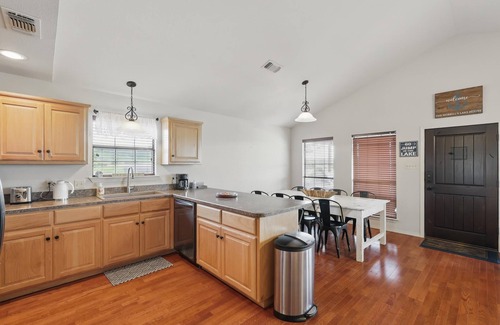 Thurber House | Casa del Lago PK- near lake and perfect for entertaining!